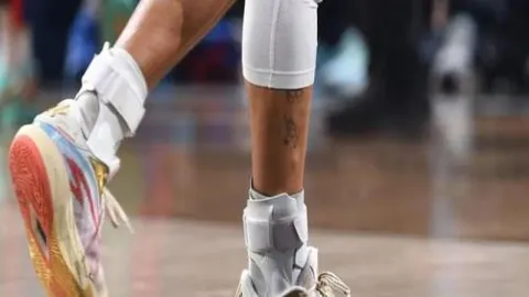 “[图]利物浦与曼联惊险战平，阿玛德挺身而出，积分榜领先优势达6分”